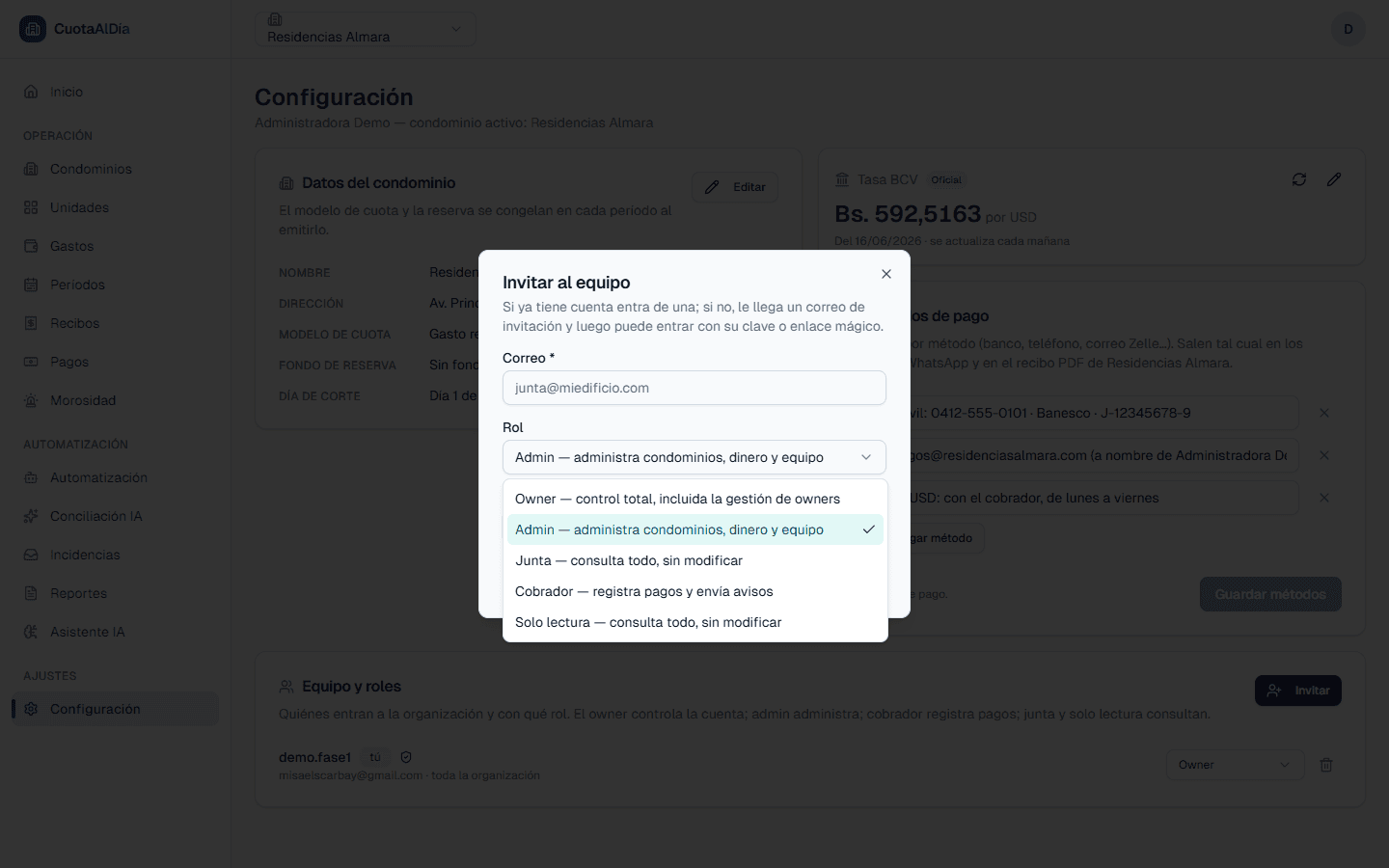 Diálogo Invitar al equipo con el selector de rol abierto, mostrando los cinco roles con su descripción: Owner con control total, Admin que administra, Junta que solo consulta, Cobrador que registra pagos y Solo lectura